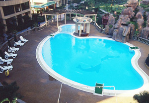 周圍環(huán)境對(duì)建造泳池有什么影響？