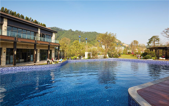 中山遠(yuǎn)洋繁花里房地產(chǎn)社區(qū)泳池設(shè)備安裝工程，大型戶(hù)外景觀(guān)泳池采用逆流式循環(huán)，單邊疊水；內(nèi)設(shè)三個(gè)水療按摩池，設(shè)激流沖浪裝置。廣州搏瀾泳池設(shè)備有限公司承建該項(xiàng)目的泳池及涌泉設(shè)備安裝工程。