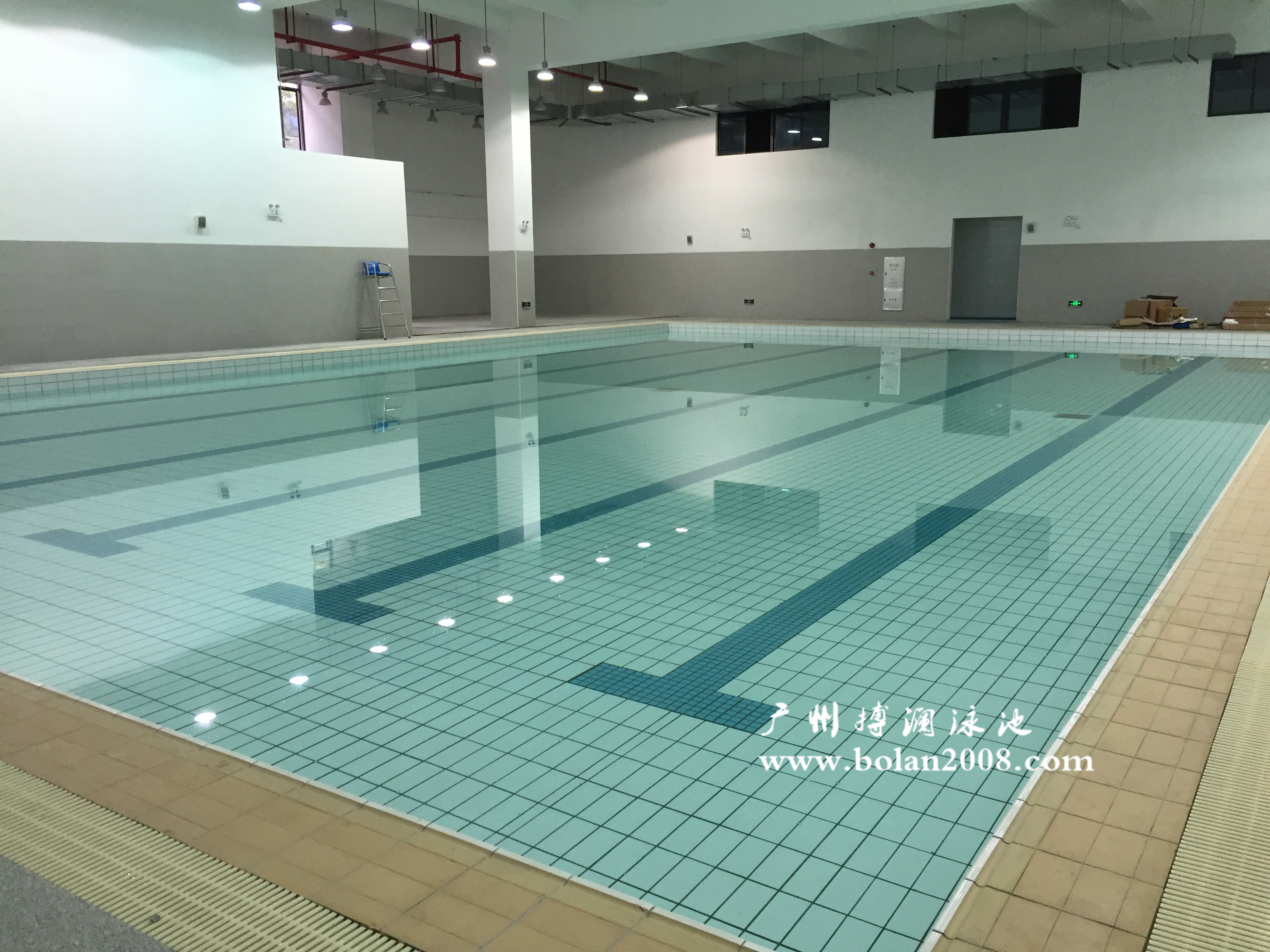 學(xué)校體育館內(nèi)設(shè)有恒溫泳池、多功能活動(dòng)中心、舞蹈室等配套設(shè)施。其泳池設(shè)備均采用我司產(chǎn)品。