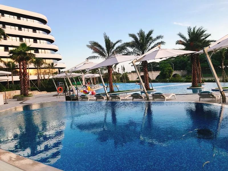 廣州南沙花園酒店泳池的設(shè)計(jì)由中外知名專(zhuān)家組成（根據(jù)歐洲知名設(shè)計(jì)師的創(chuàng)意，城市規(guī)劃設(shè)計(jì)院提供基礎(chǔ)方案，我司負(fù)責(zé)專(zhuān)業(yè)方案設(shè)計(jì)），并由我司提供泳池設(shè)備的供應(yīng)及安裝服務(wù)。